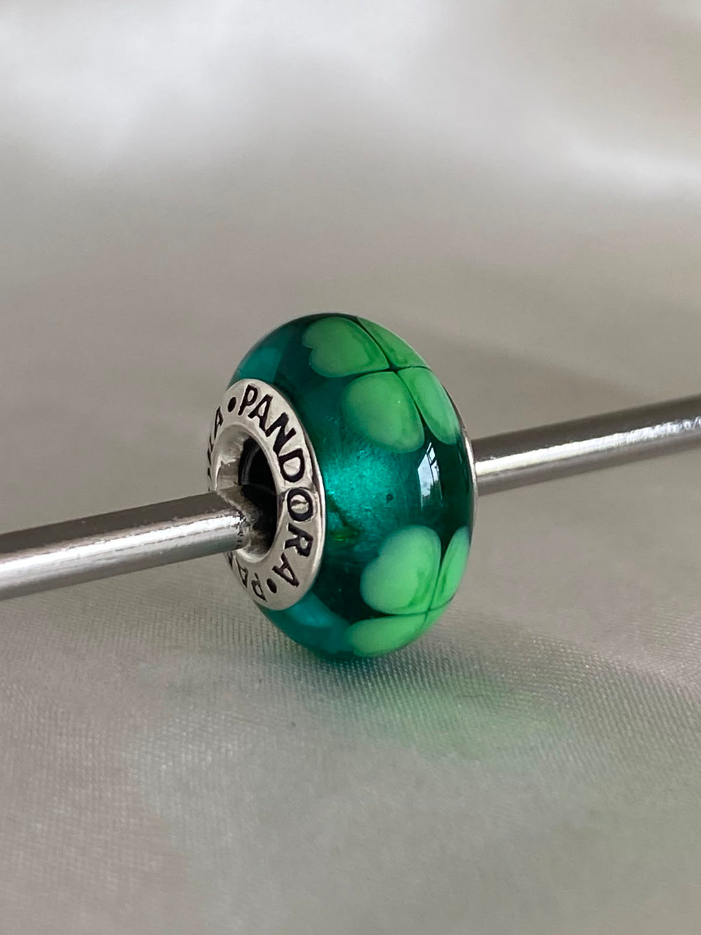 Pre-owned Pandora "Kiss Me, I'm Irish" Four-Leaf Clover Murano Glass Charm, 790927, Sterling Silver