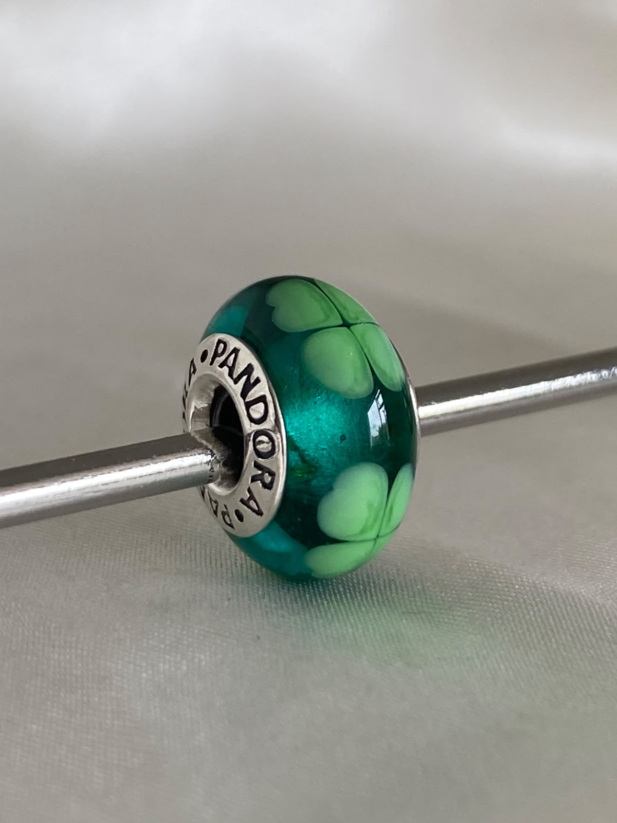 Pre-owned Pandora "Kiss Me, I'm Irish" Four-Leaf Clover Murano Glass Charm, 790927, Sterling Silver