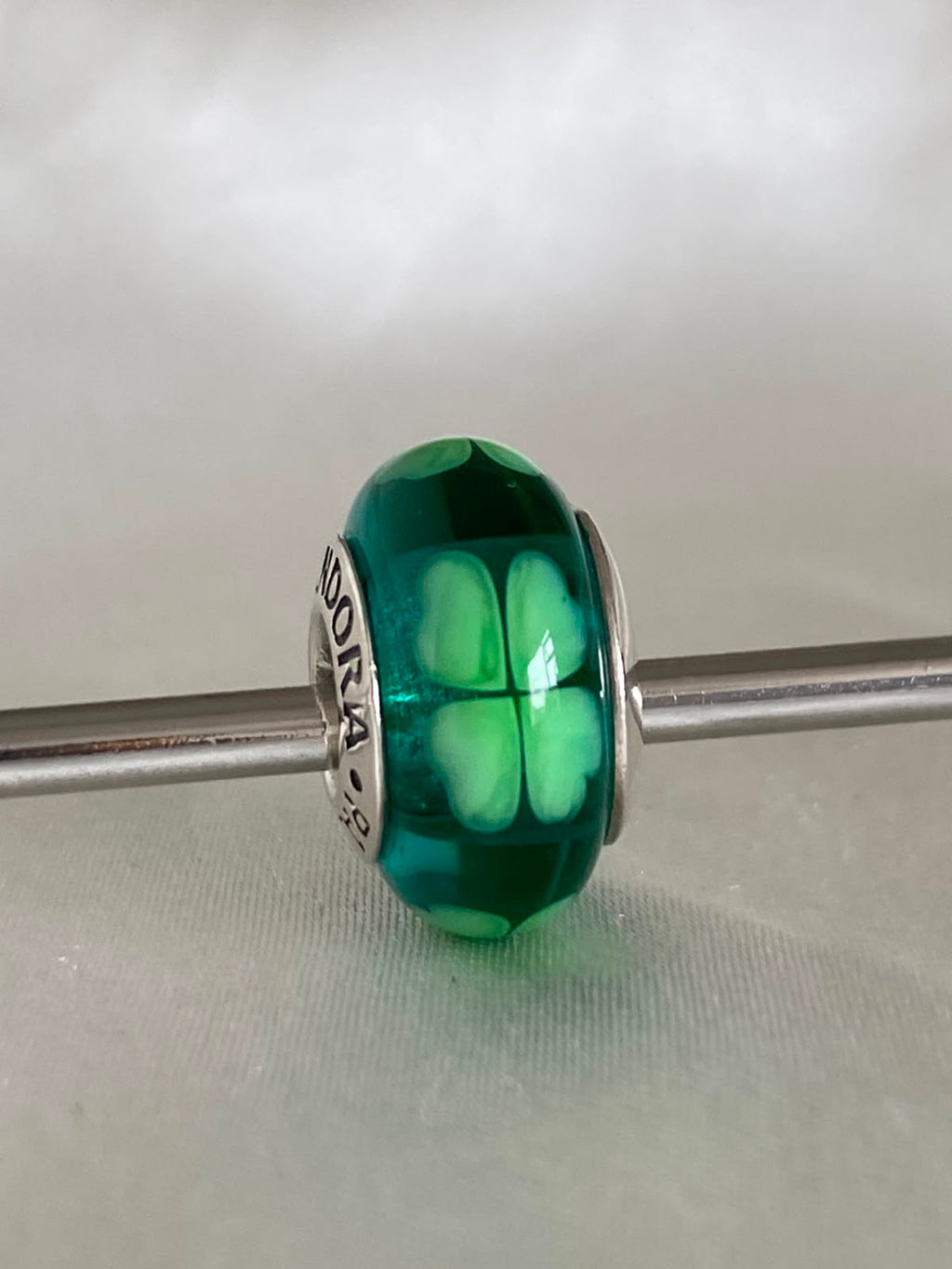 Pre-owned Pandora "Kiss Me, I'm Irish" Four-Leaf Clover Murano Glass Charm, 790927, Sterling Silver