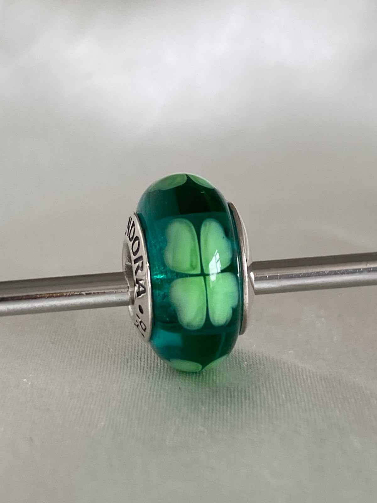 Pre-owned Pandora "Kiss Me, I'm Irish" Four-Leaf Clover Murano Glass Charm, 790927, Sterling Silver