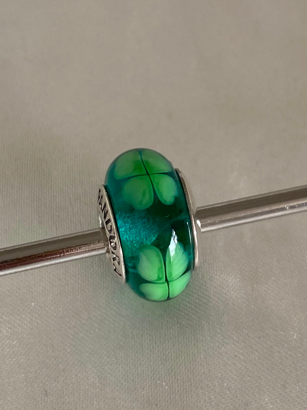 Pre-owned Pandora "Kiss Me, I'm Irish" Four-Leaf Clover Murano Glass Charm, 790927, Sterling Silver