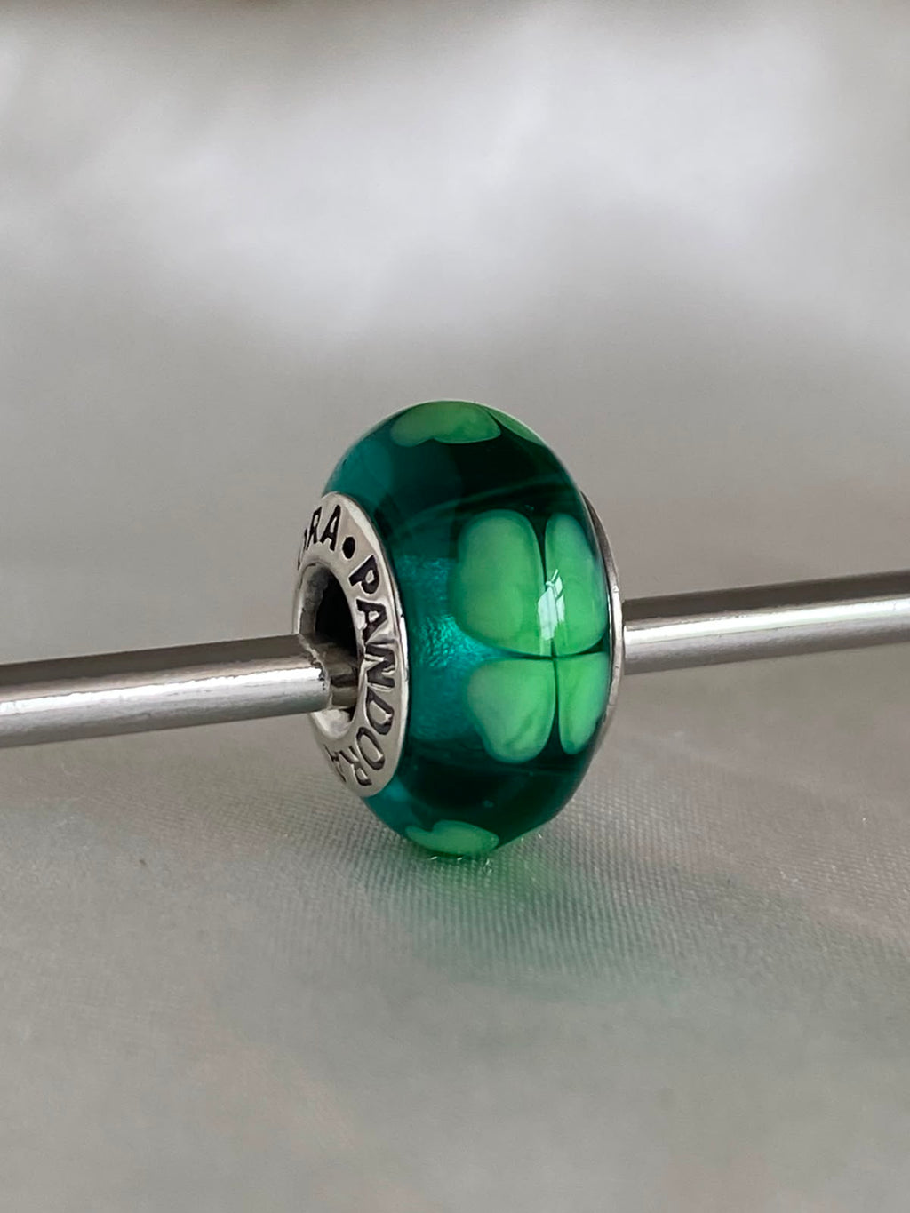 Pre-owned Pandora "Kiss Me, I'm Irish" Four-Leaf Clover Murano Glass Charm, 790927, Sterling Silver
