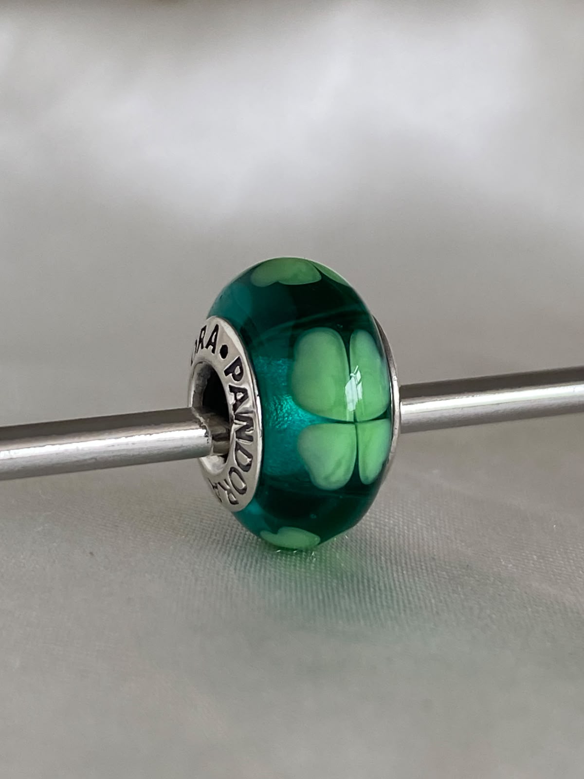 Pre-owned Pandora "Kiss Me, I'm Irish" Four-Leaf Clover Murano Glass Charm, 790927, Sterling Silver