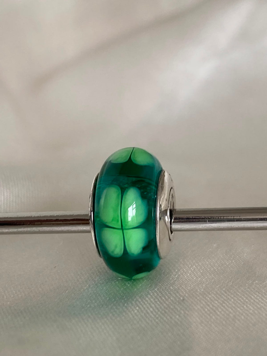 Pre-owned Pandora "Kiss Me, I'm Irish" Four-Leaf Clover Murano Glass Charm, 790927, Sterling Silver
