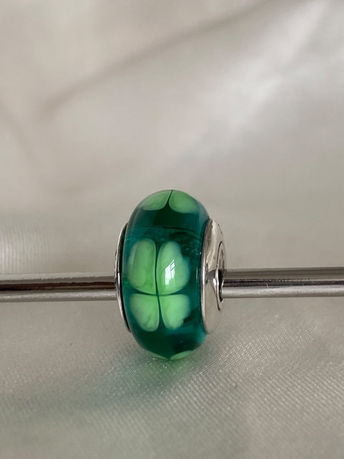 Pre-owned Pandora "Kiss Me, I'm Irish" Four-Leaf Clover Murano Glass Charm, 790927, Sterling Silver