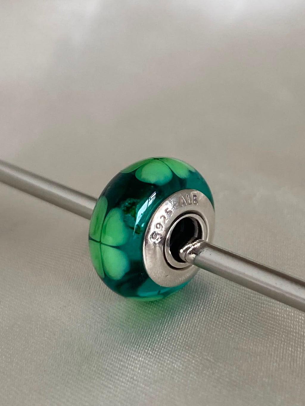 Pre-owned Pandora "Kiss Me, I'm Irish" Four-Leaf Clover Murano Glass Charm, 790927, Sterling Silver