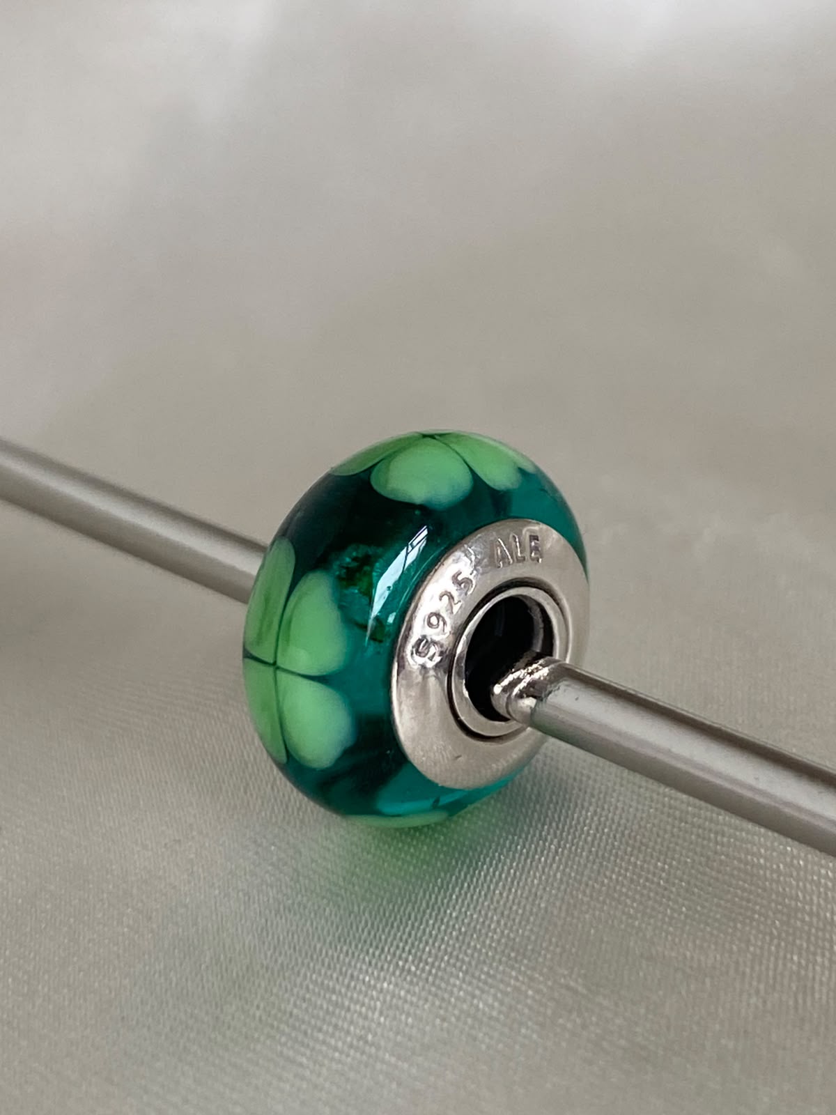 Pre-owned Pandora "Kiss Me, I'm Irish" Four-Leaf Clover Murano Glass Charm, 790927, Sterling Silver